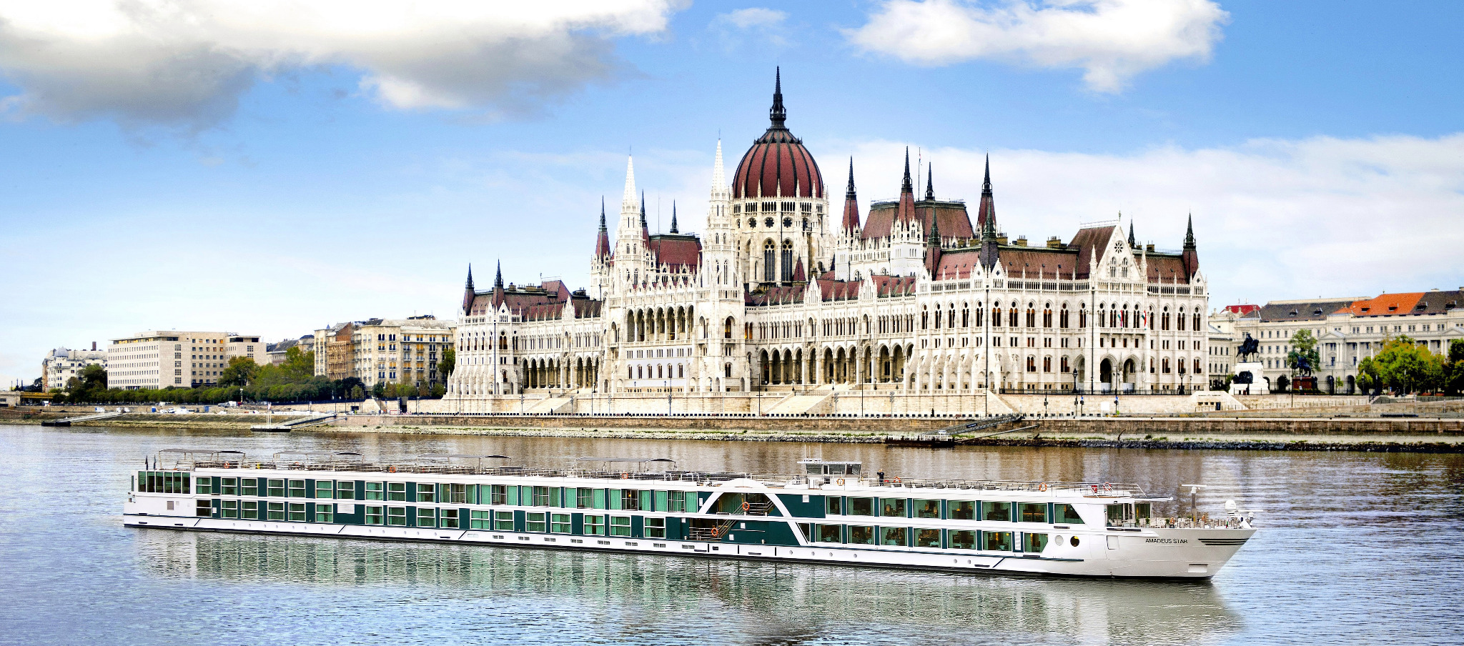 Flusskreuzfahrtschiff vor dem Budapester Parlament