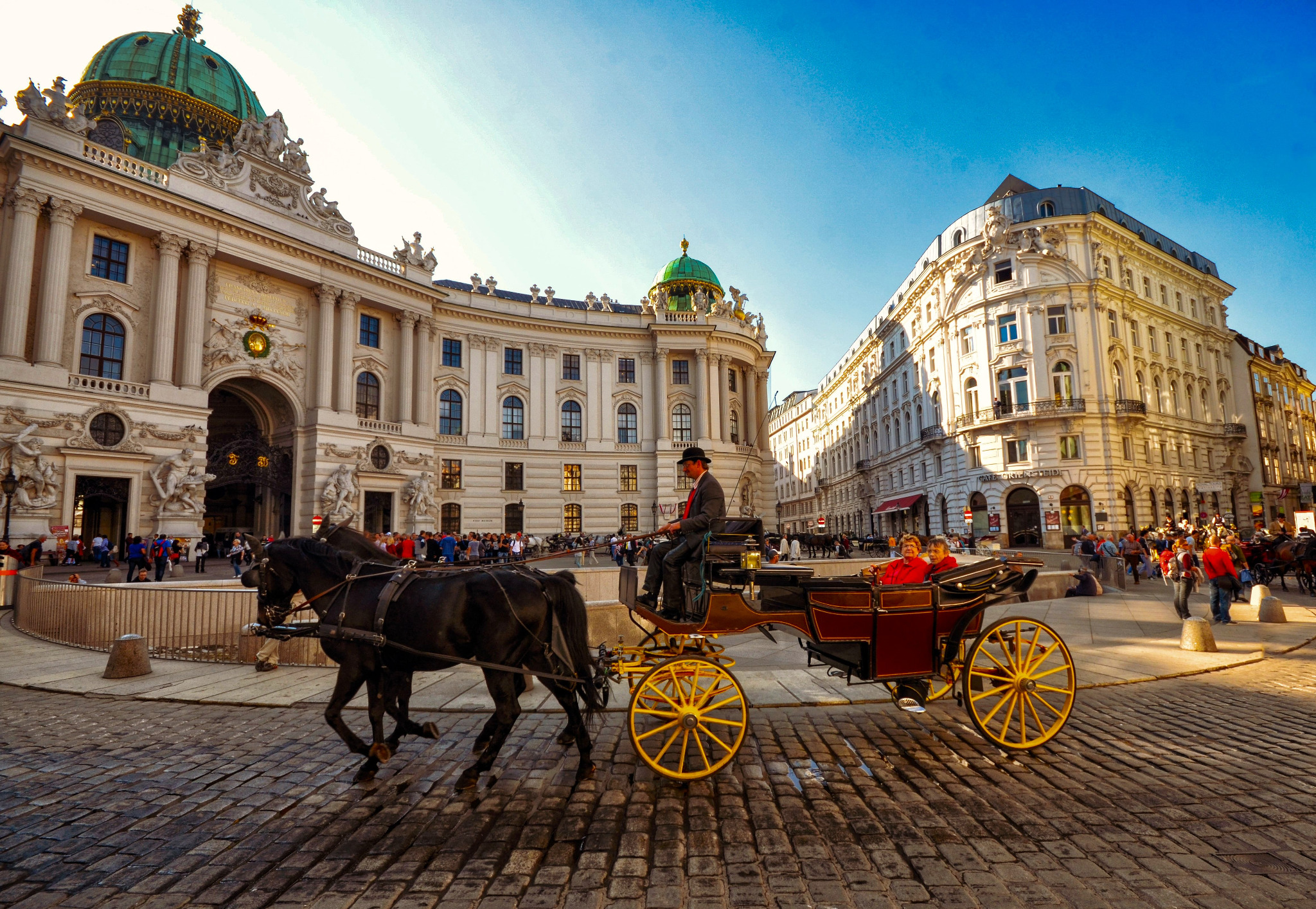 Wiener Hofburg mit Pferdekutsche